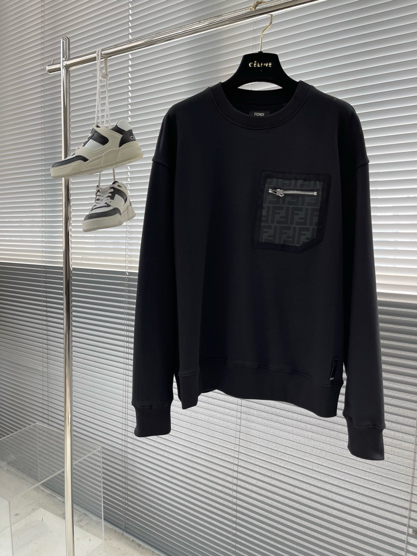 Pull FF noir poche zippée