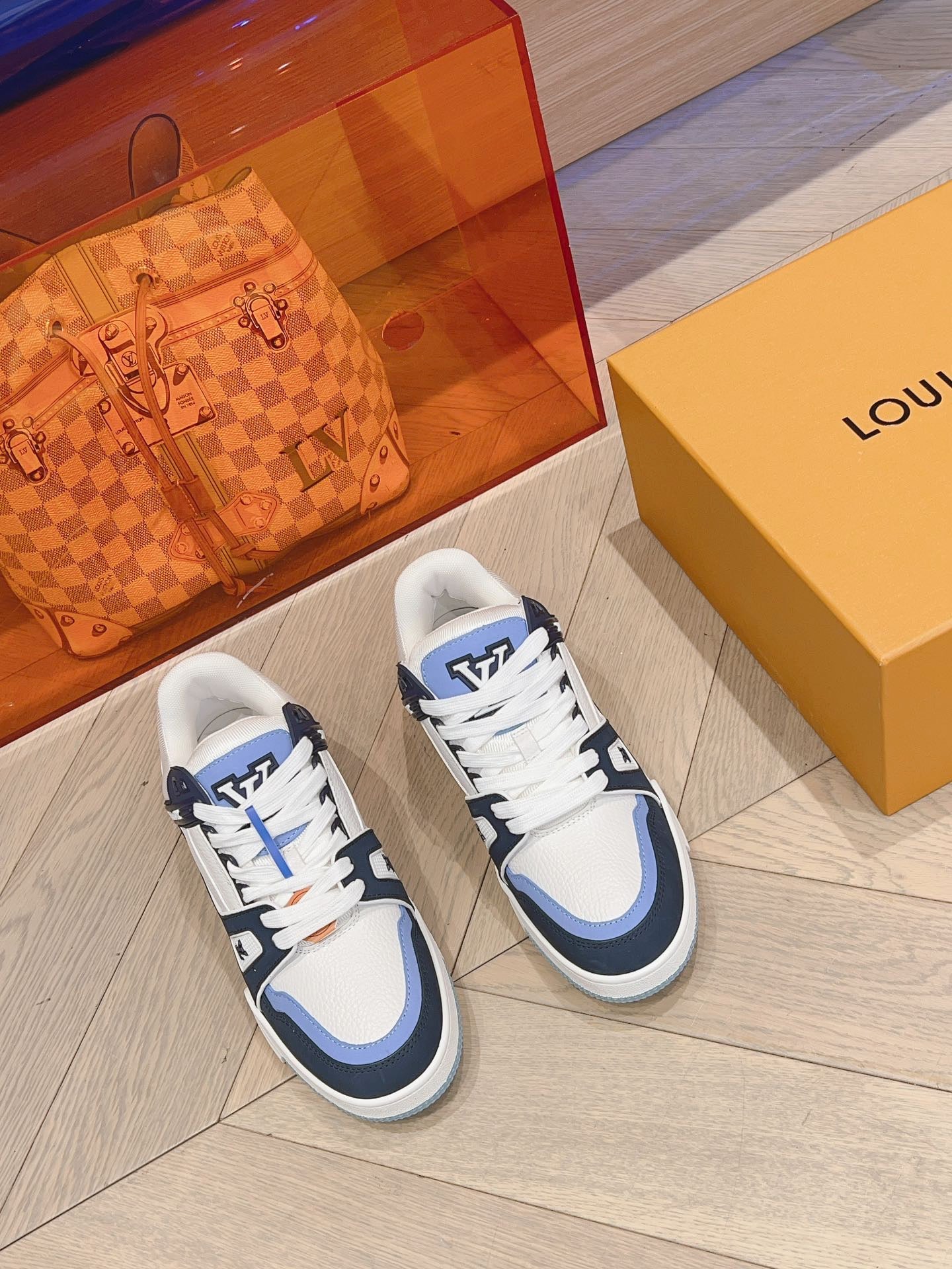 Lv Trainers stellen blaue Turnschuhe in Rechnung