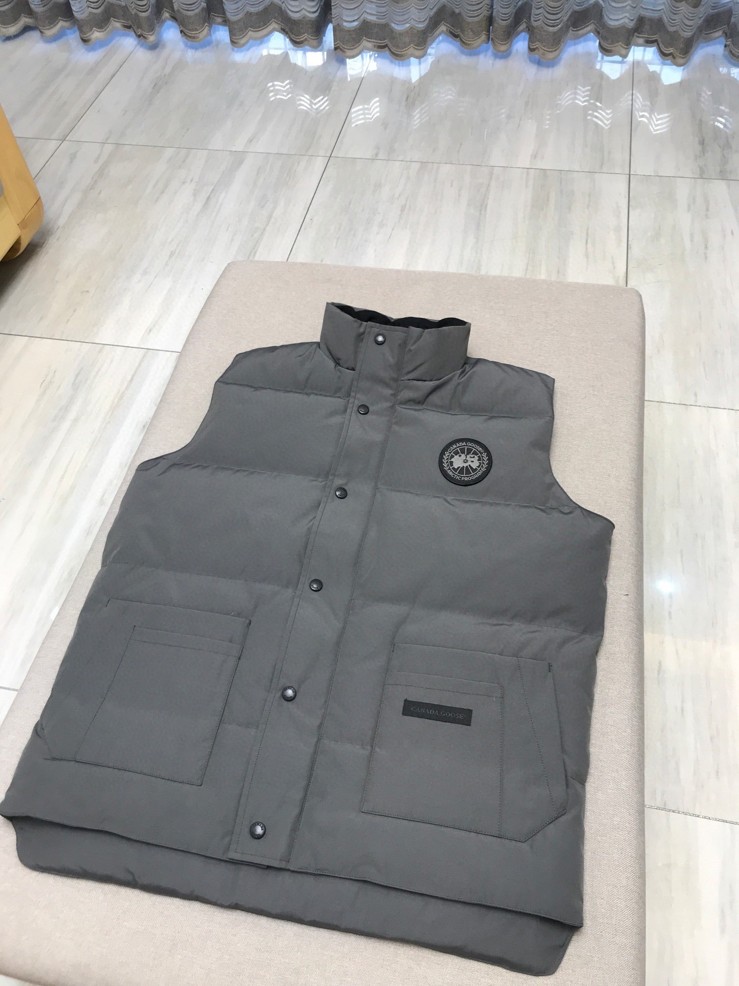 Cnd Sleeveless grey black label invoice 2023