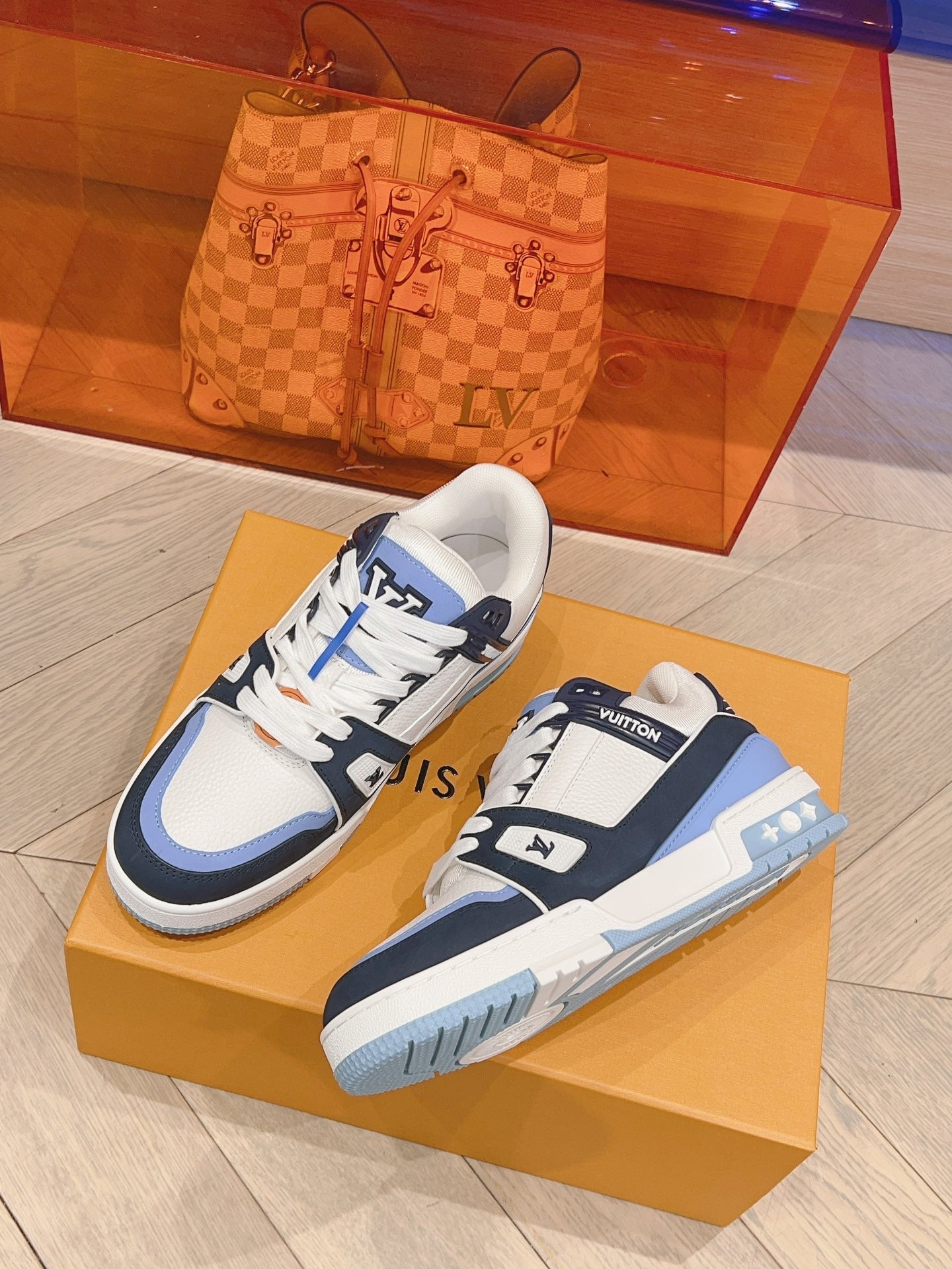 Lv Trainers stellen blaue Turnschuhe in Rechnung