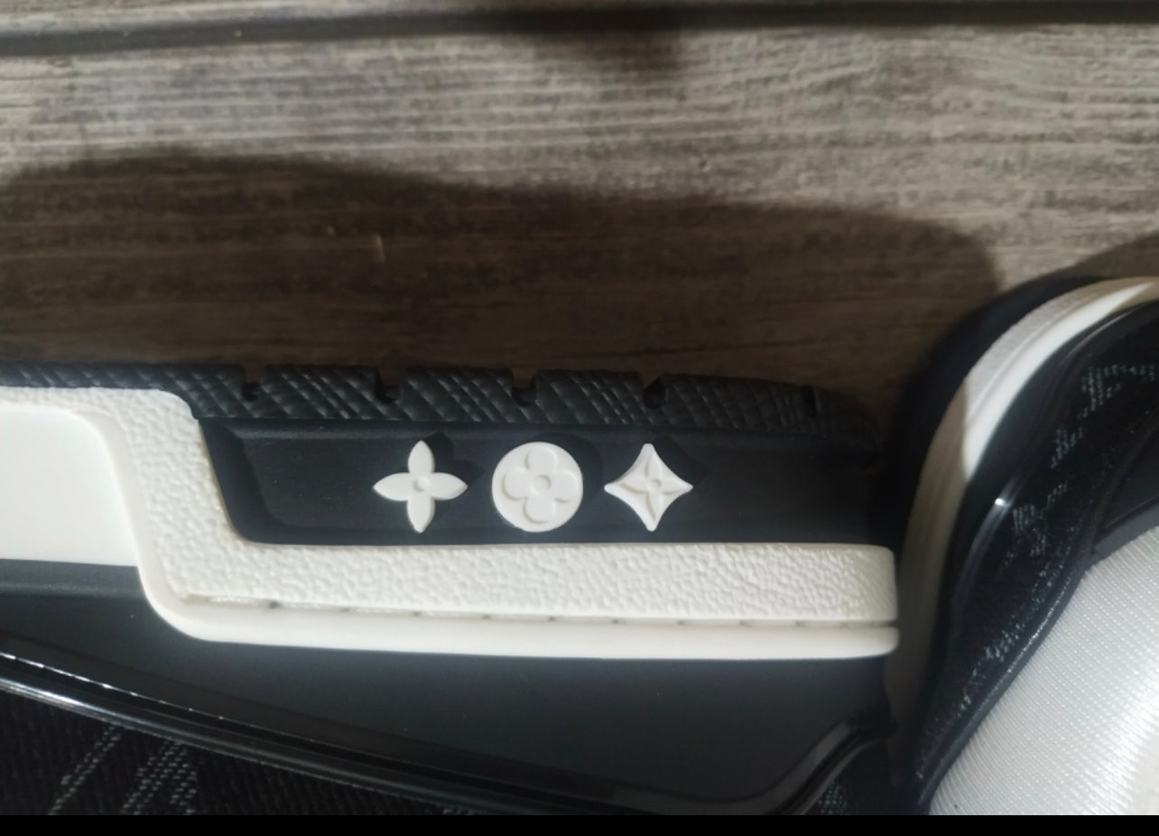 Sneakers Lv Trainers black And white   facture 10/10 quality