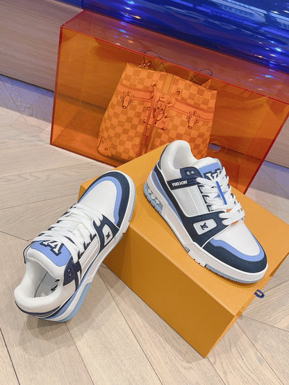 Lv Trainers stellen blaue Turnschuhe in Rechnung