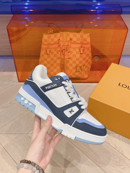 Lv Trainers stellen blaue Turnschuhe in Rechnung