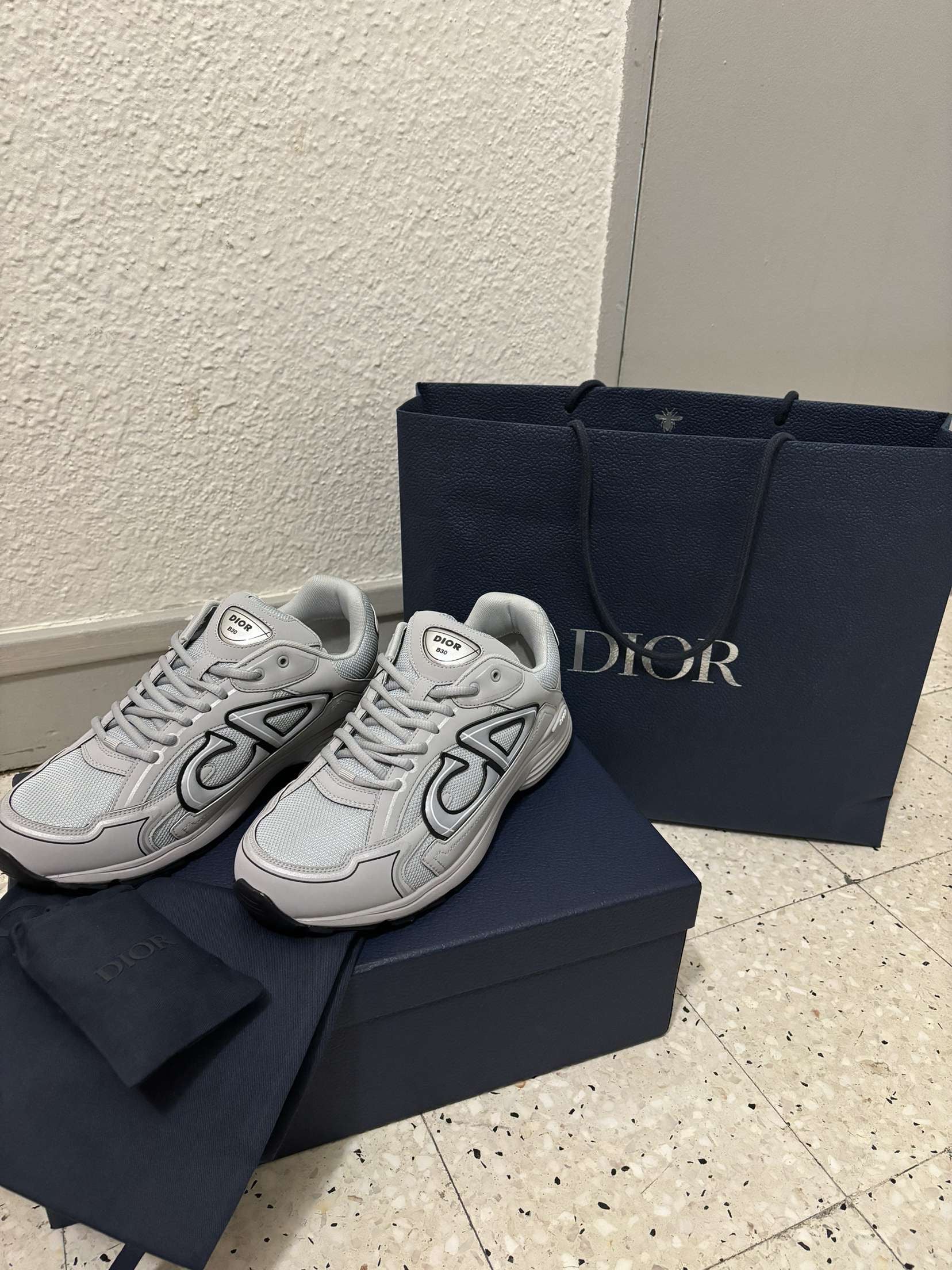 SNEAKERS B30 V2 VERSION BIEN LISSE GREY RÉFLECTIVE RÉACTION CORRECTES  FACTURE PACKAGING COMPLET