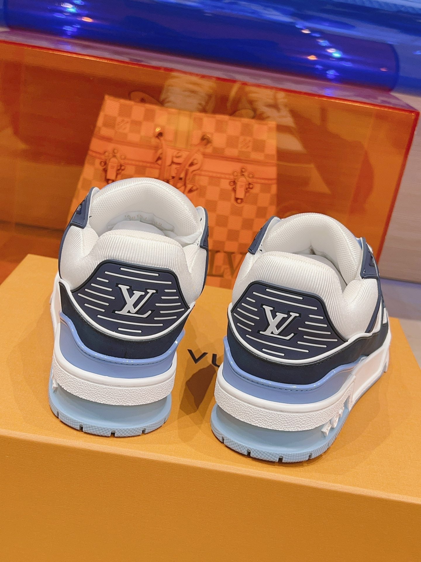 Lv Trainers stellen blaue Turnschuhe in Rechnung