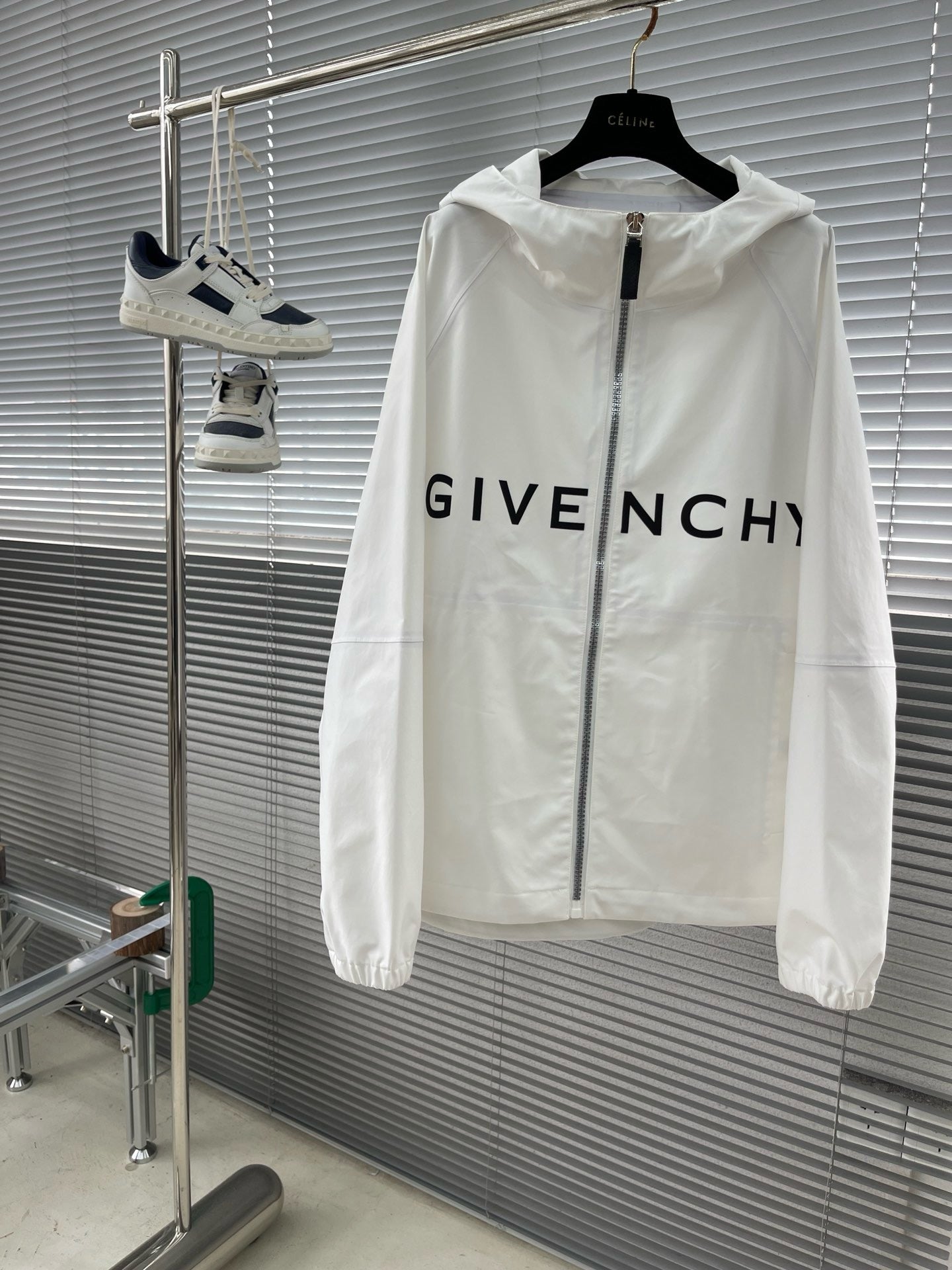 Coup vent technique Givench White