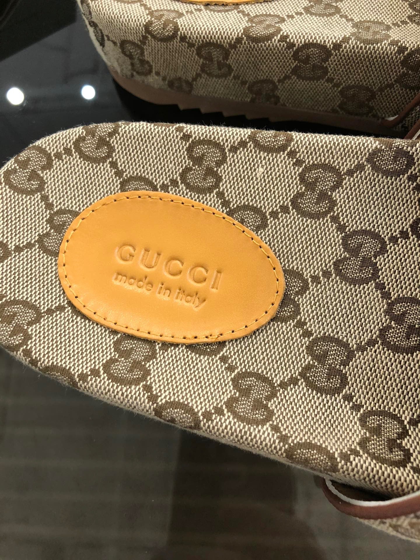 Contrefacon retailers sacoche gucci