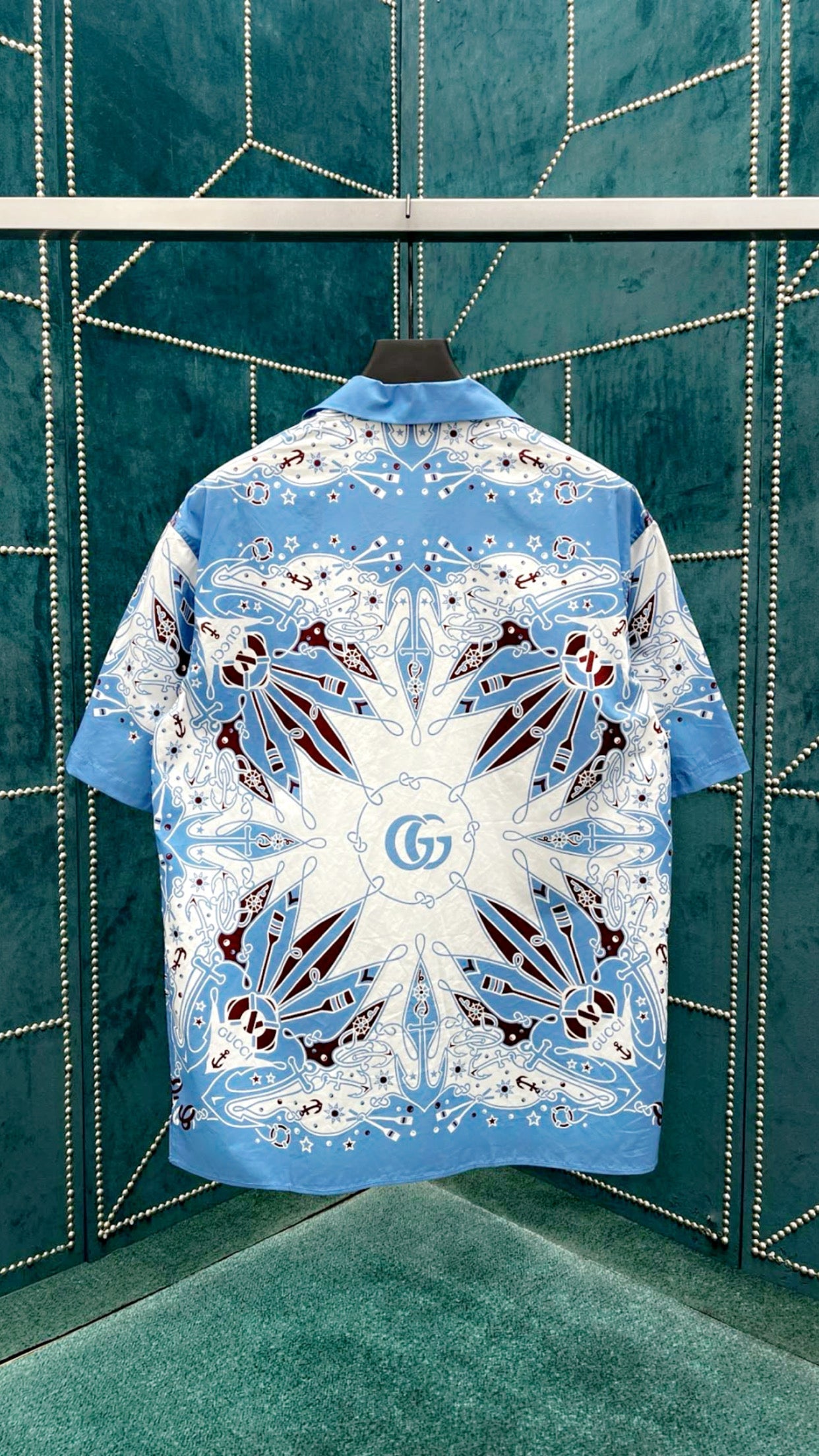 T-SHIRT AUS BAUMWOLLE MIT DOPPEL-G-BANDANA-PRINT