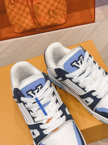 Lv Trainers stellen blaue Turnschuhe in Rechnung