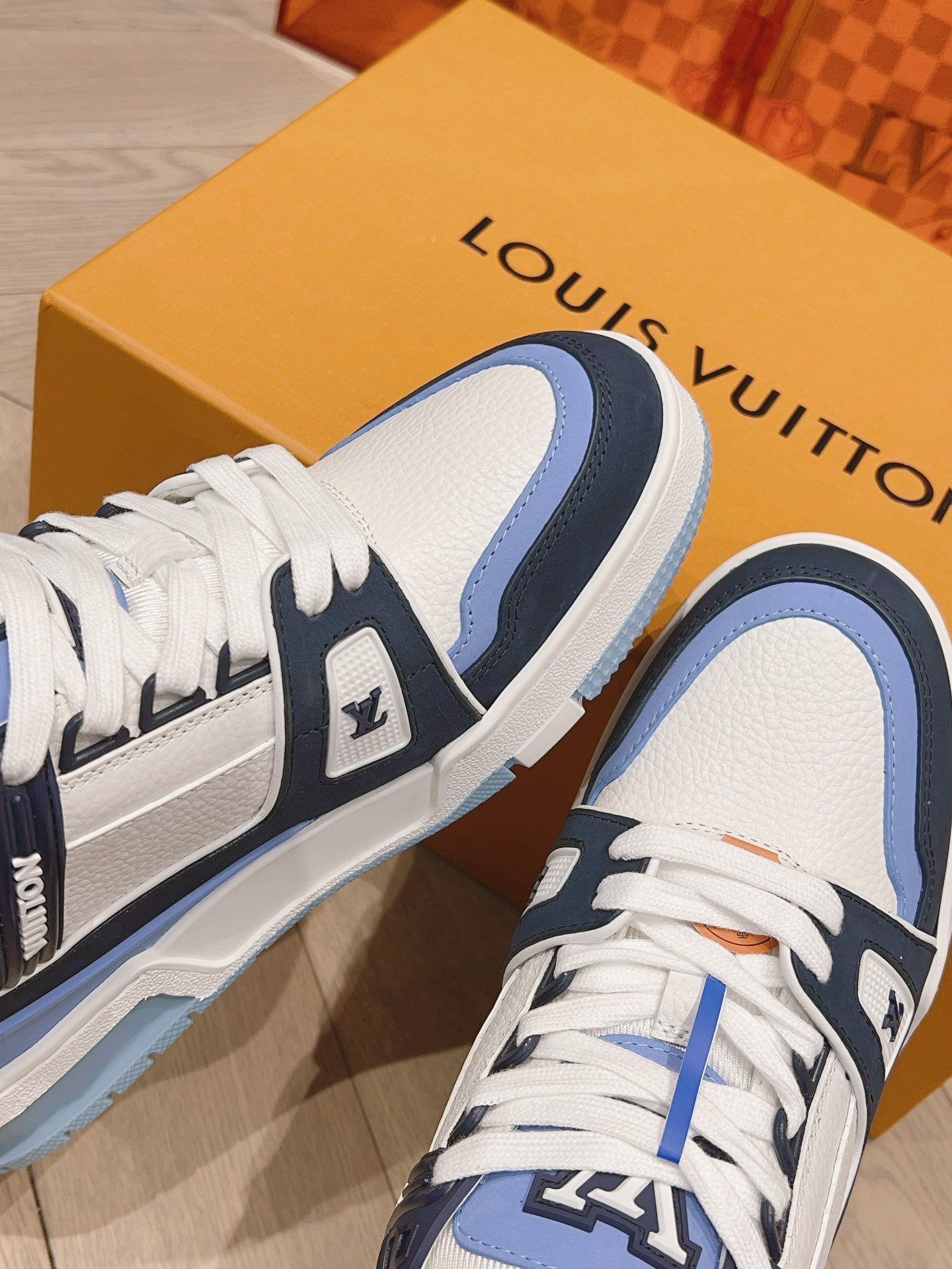 Lv Trainers stellen blaue Turnschuhe in Rechnung