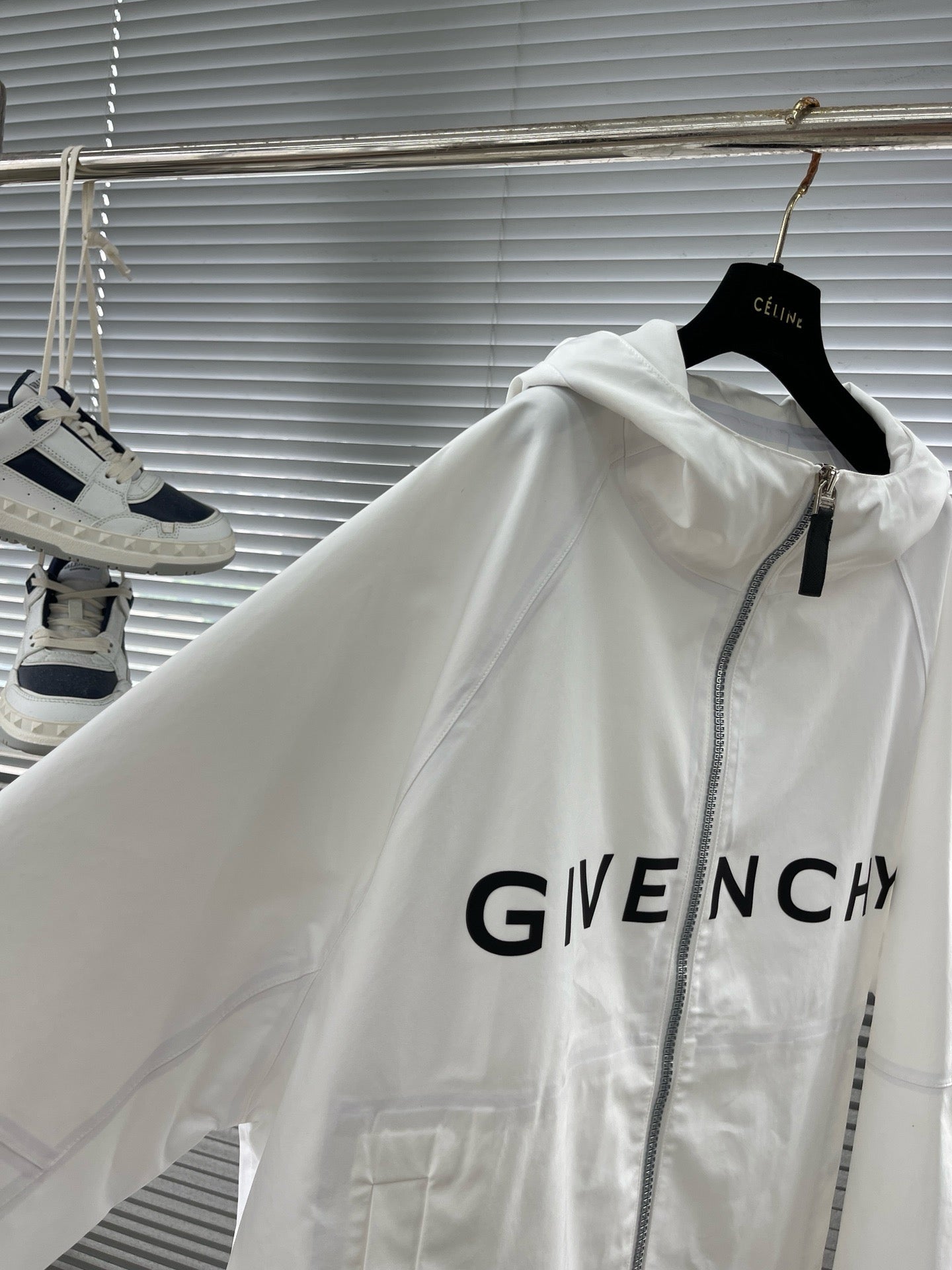 Coup vent technique Givench White