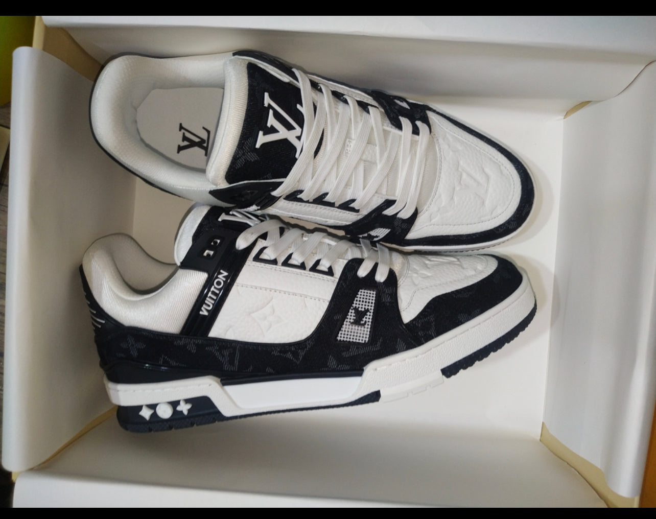 Sneakers Lv Trainers black And white   facture 10/10 quality