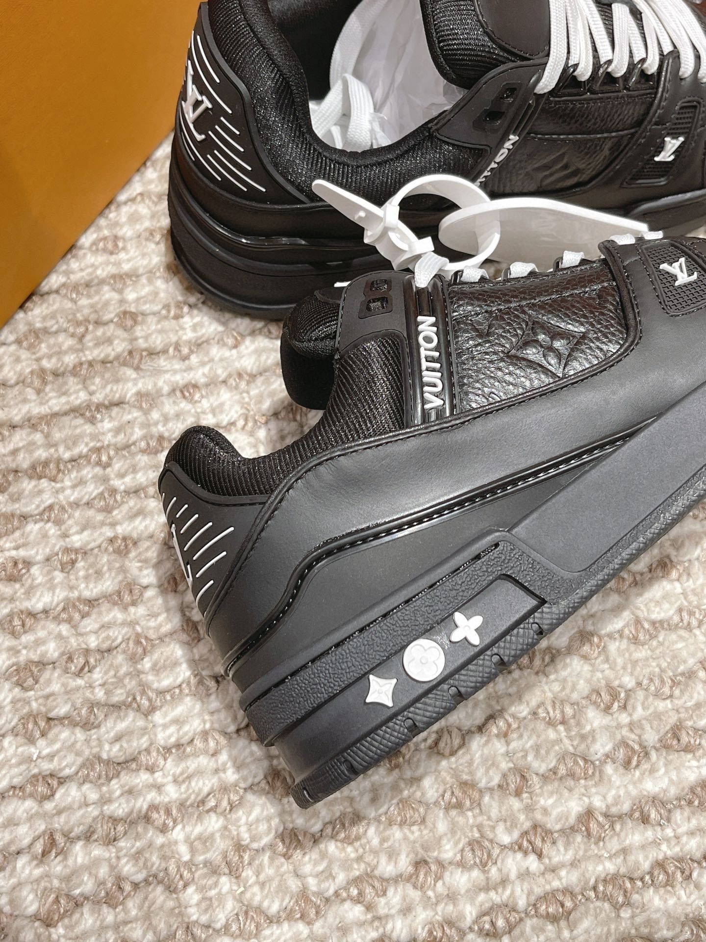 Schwarz-weiße Lv-Trainer-Sneakers 2023 Rechnung