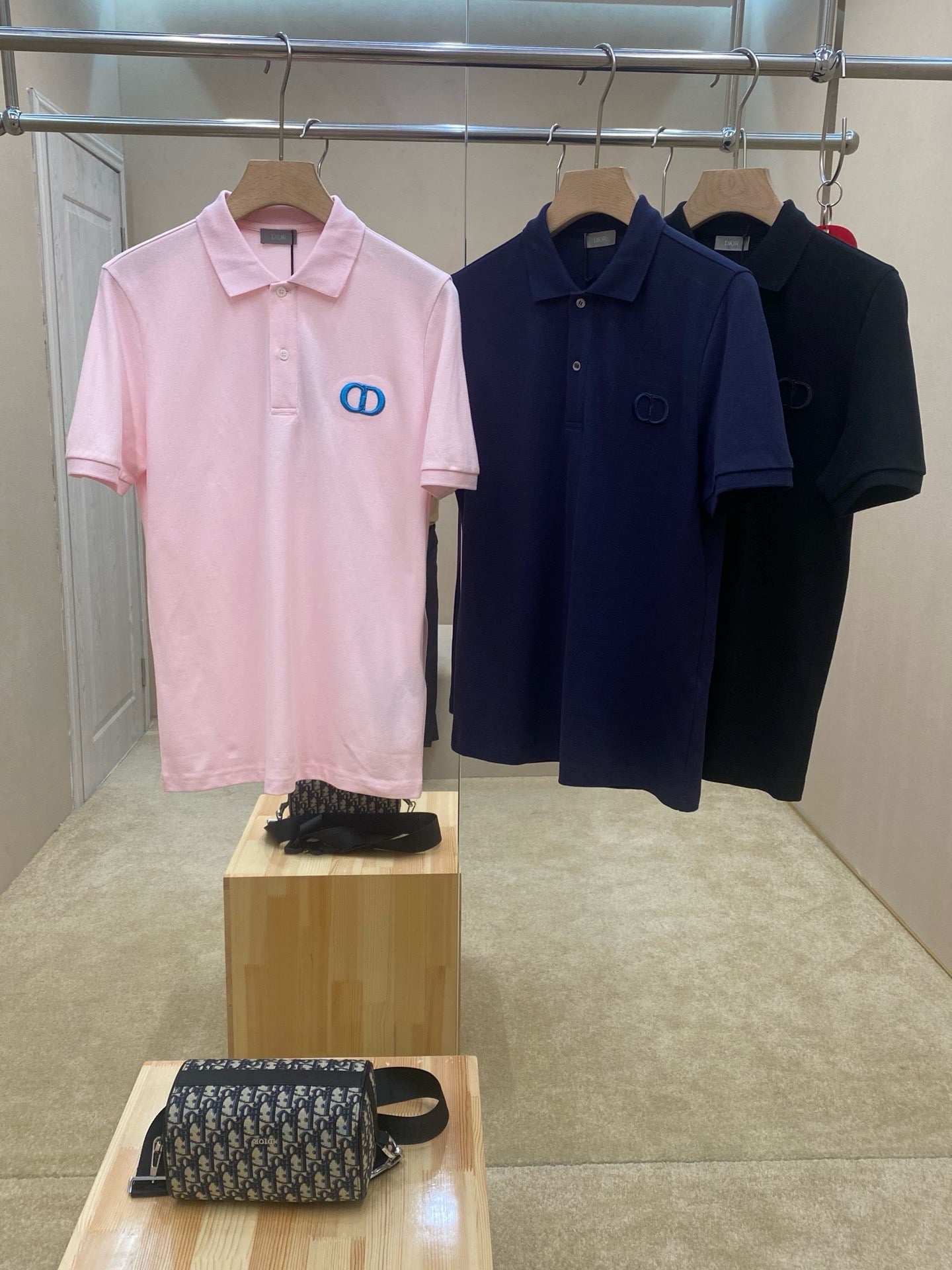 Rosa Baumwoll-Poloshirt mit CD-Symbol