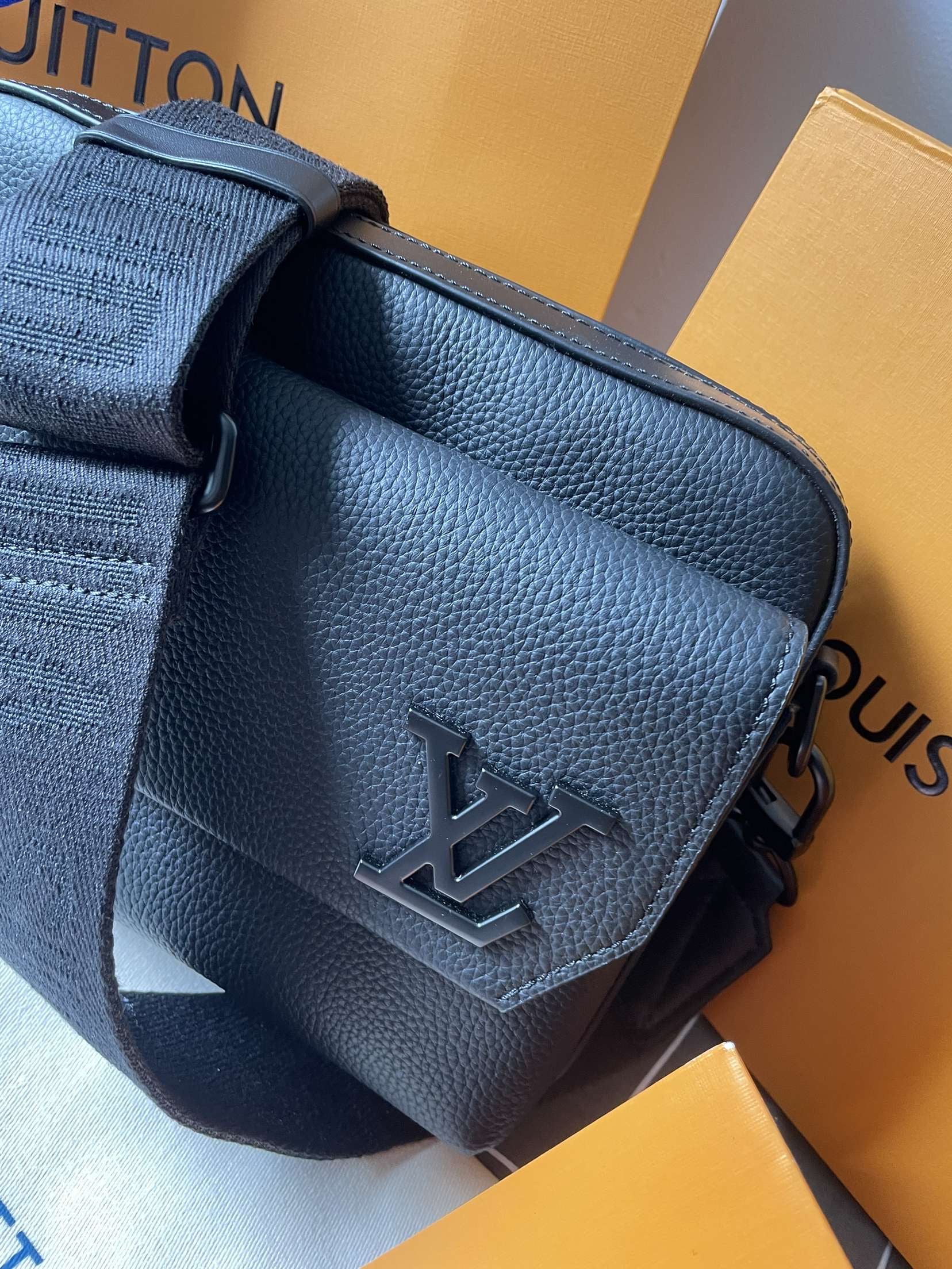 Lv fastline messenger bag 2024 invoice