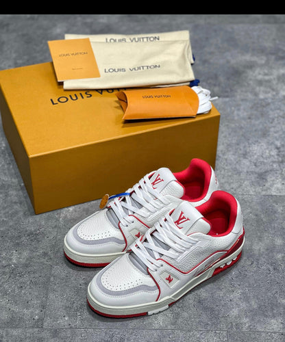 LV-Trainer-Sneakers mit roter Rechnung