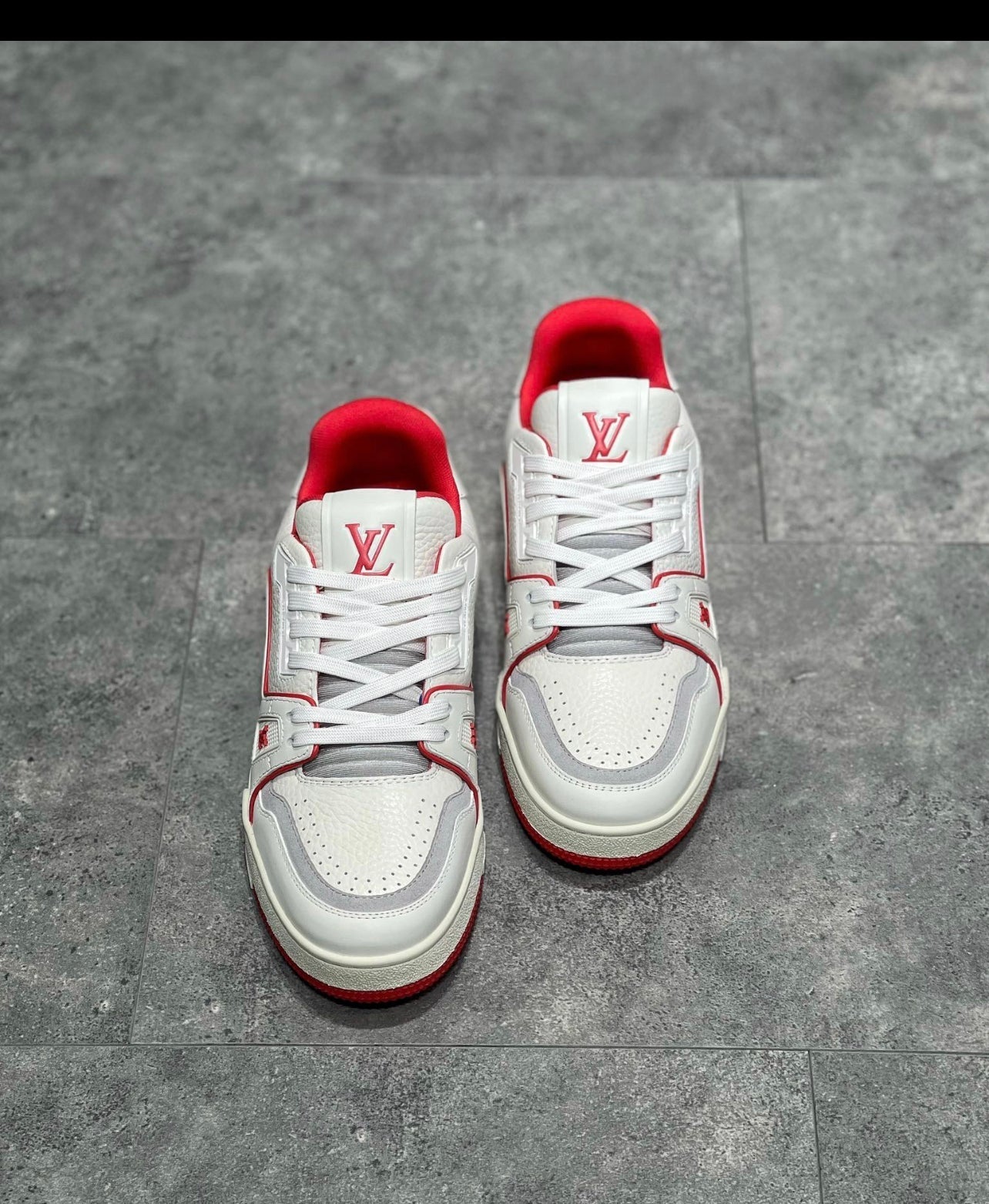 LV-Trainer-Sneakers mit roter Rechnung